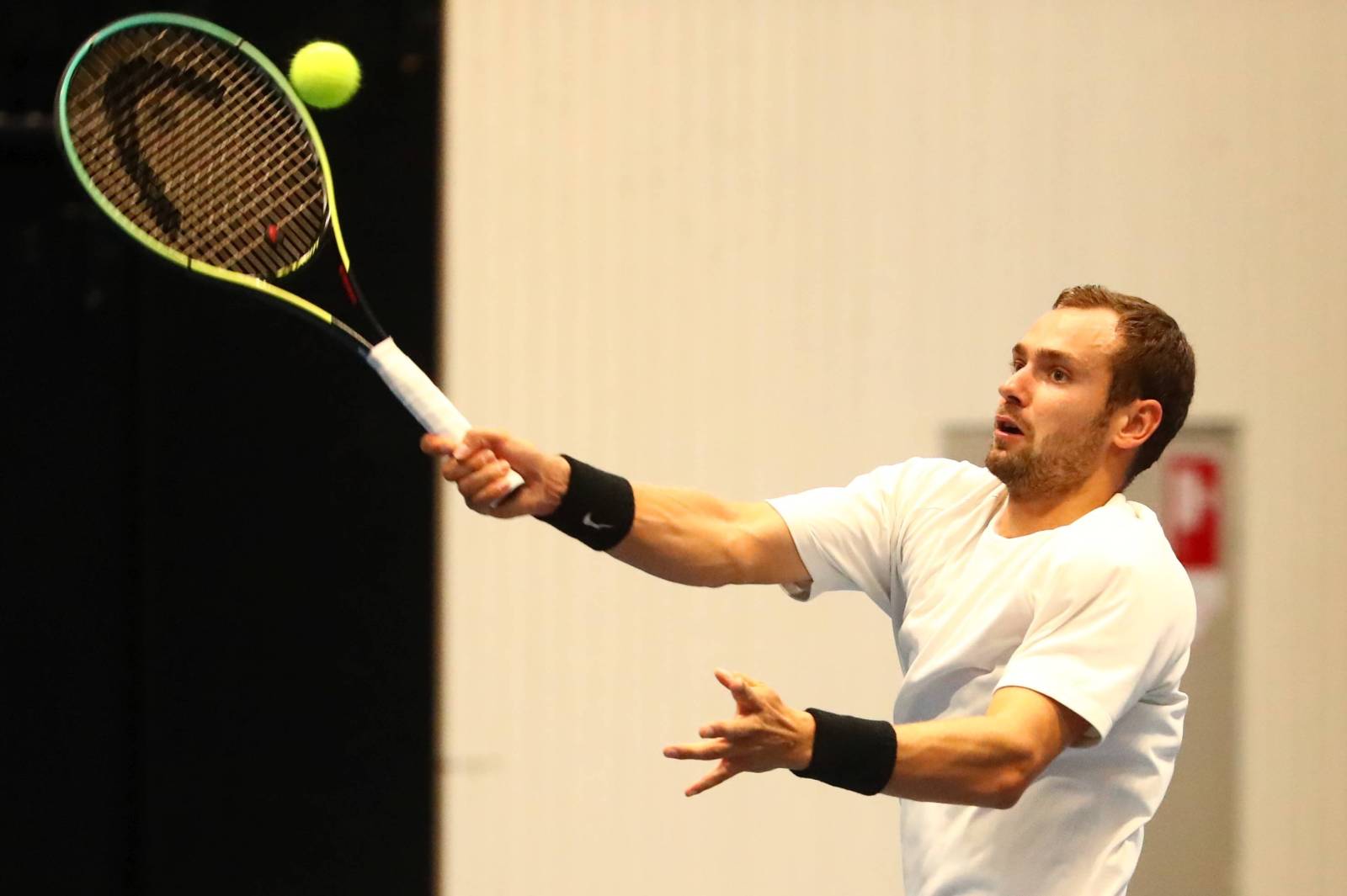 Сафиуллин в пяти сетах одолел Черундоло на старте Уимблдона