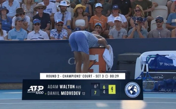 Медведев засунул голову в морозилку после проигрыша 85-й ракетке мира в Цинциннати